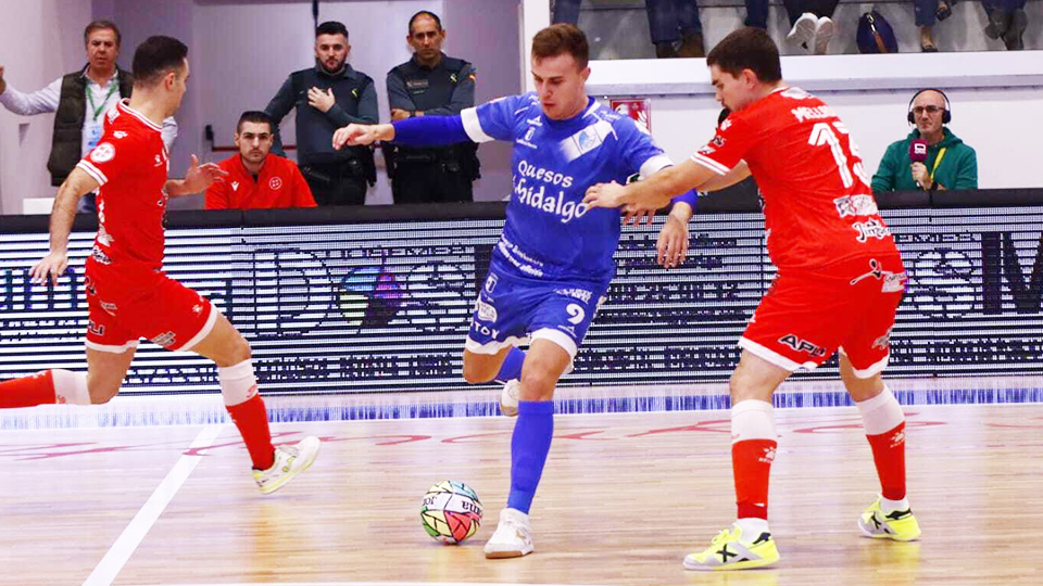 Daniel, del Quesos El Hidalgo Manzanares, conduce el balón ante Mellado, del Jimbee Cartagena