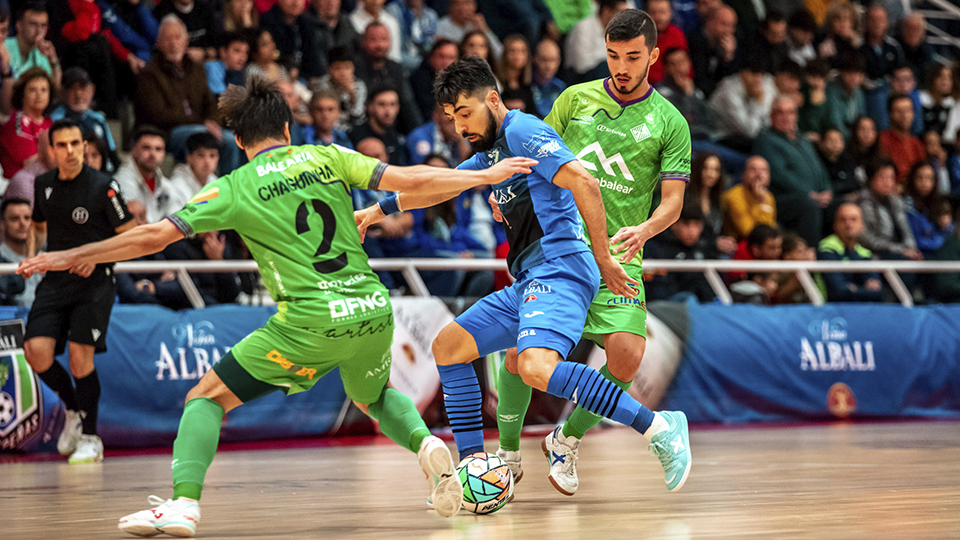 Éric Martel, del Viña Albali Valdepeñas, conduce el balón ante Chaguinha y Marcelo, del Mallorca Palma Futsal (Fotografía: ACP-FSV)