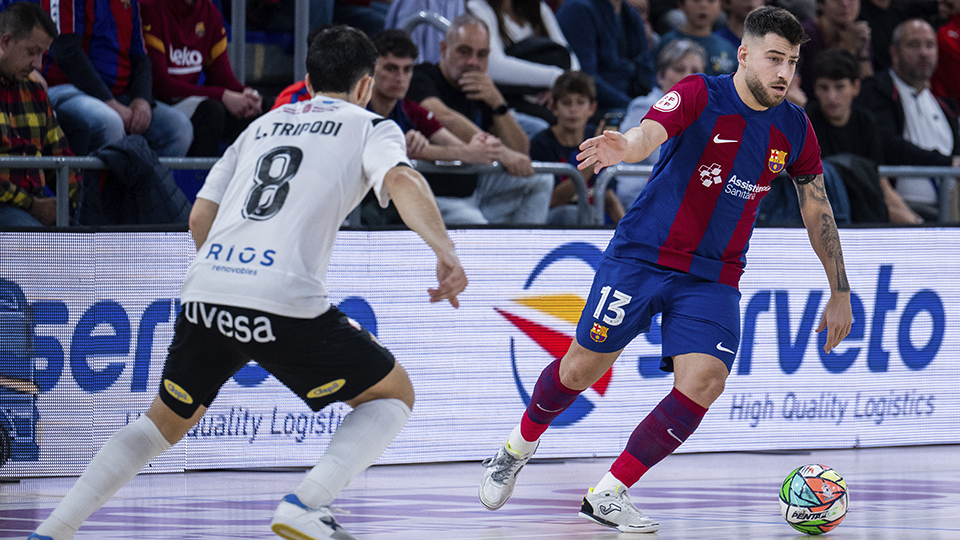 Catela, del Barça, conduce el balón ante Lucas Tripodi, de Ribera Navarra FS