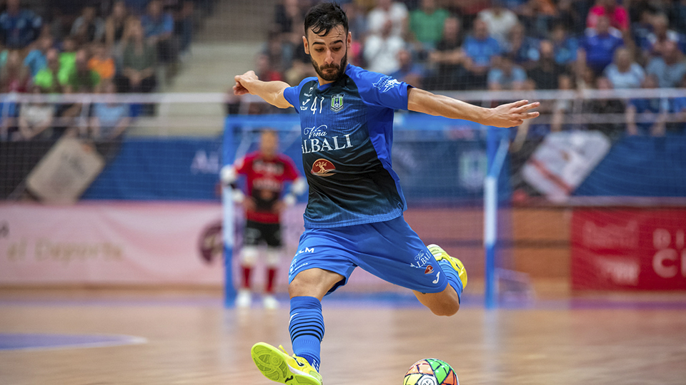 Eloy Rojas, del Viña Albali Valdepeñas, golpea el balón (Fotografía: ACP-FSV)