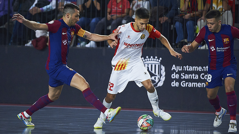Khalid, de Industrias Santa Coloma, conduce el balón ante Dyego y Harrison, del Barça