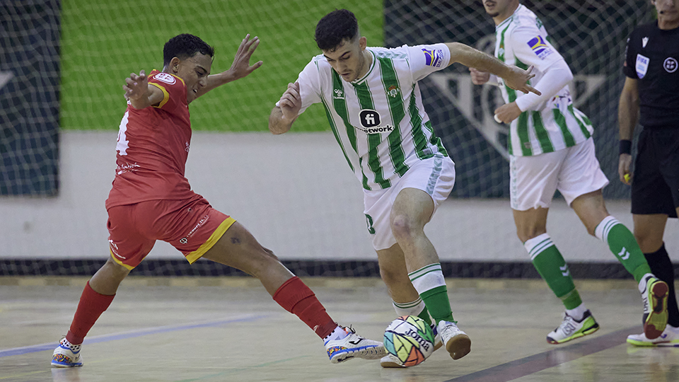 Cristian Povea, del Real Betis Futsal, conduce el balón ante Pulinho, del Córdoba Patrimonio