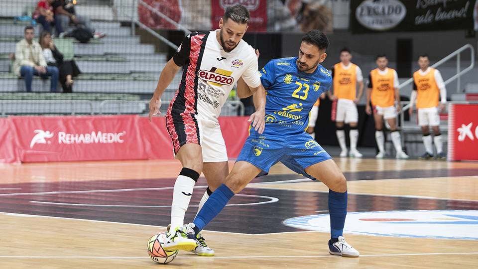 Marlon, de ElPozo Murcia Costa Cálida, protege el balón ante Quintela, del Peñíscola FS