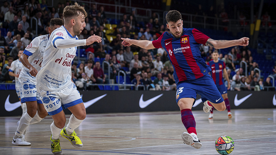 Catela, del Barça, golpea el balón ante Álvaro López, del Quesos El Hidalgo Manzanares