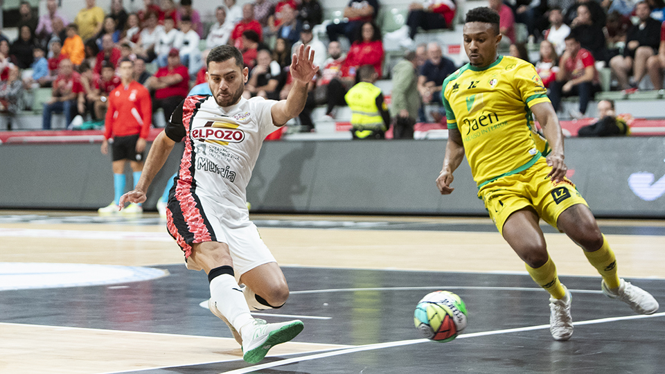 Taffy, de ElPozo Murcia Costa Cálida, golpea el balón ante Renato, del Jaén FS (Fotografía: Pascu Méndez)