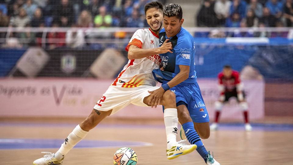 Khalid, de Industrias Santa Coloma, pugna por el balón con Bynho, de Viña Albali Valdepeñas (Fotografía: ACP-FSV)