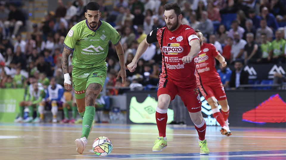 Bruno Gomes, del Mallorca Palma Futsal, conduce el balón ante Gadeia, de ElPozo Murcia Costa Cálida
