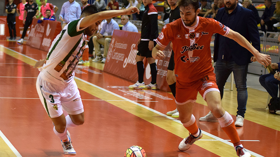 Javi Mínguez, del Jimbee Cartagena, conduce el balón ante Mareco, del Córdoba Patrimonio