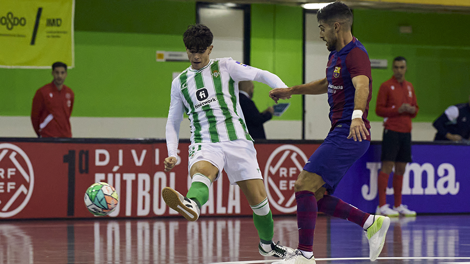 Pablo Otero, del Real Betis Futsal, da un pase ante Adolfo, del Barça