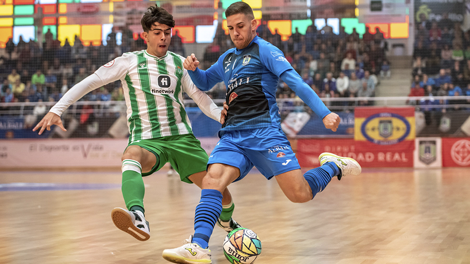 Fernando, del Viña Albali Valdepeñas, golpea el balón ante Pablo Otero, del Real Betis Futsal (Fotografía: ACP-FSV)