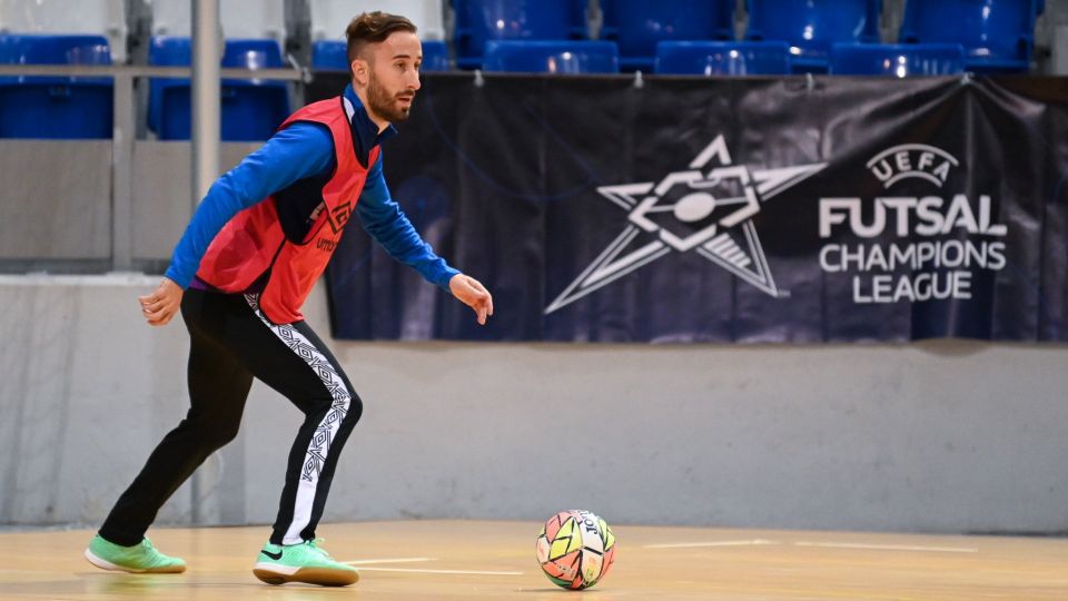 Rivillos controla un balón durante un entrenamiento en   Son Moix previo a la disputa de  la Elite Round de la UEFA Futsal Champions League