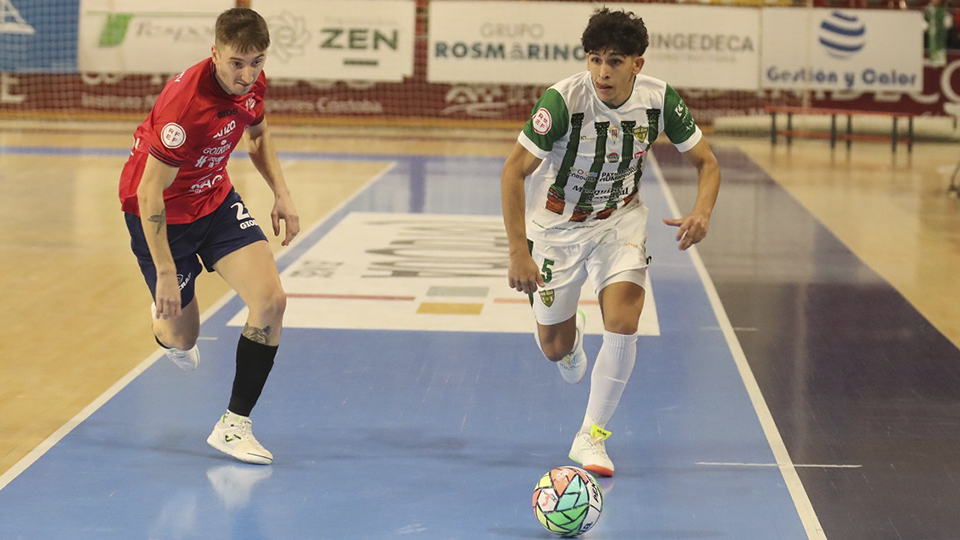 Joaquí, del Córdoba Patrimonio, conduce el balón ante Andrés Gerearthy, del Xota FS