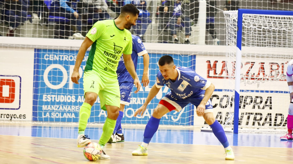 Humberto, del Alzira FS, controla el balón ante Gallo, del Quesos El Hidalgo Manzanares