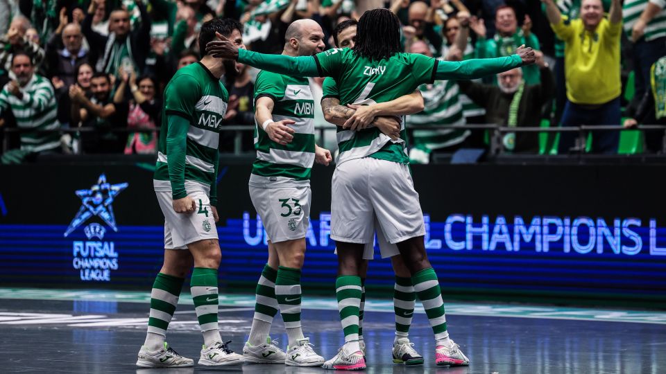 Taynan y Zicky celebran un gol durante un partido de la UEFA Futsal Champions League
