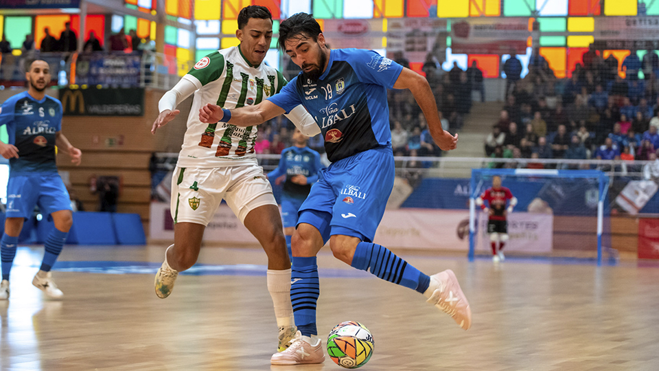 Éric Martel, del Viña Albali Valdepeñas, golpea el balón ante Pulinho, del Córdoba Patrimonio (Fotografía: ACP-FSV)