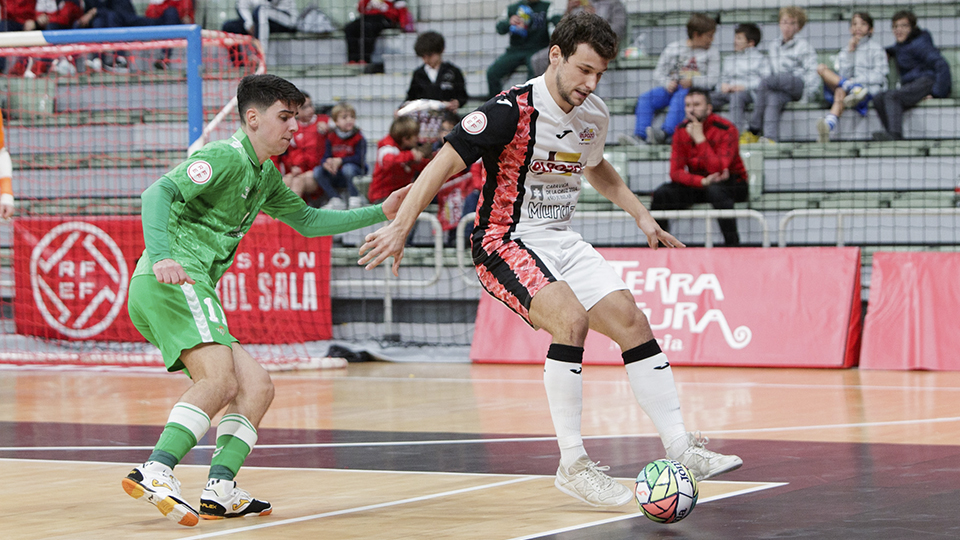 Éric Pérez, de ElPozo Murcia Costa Cálida, controla el balón ante Raúl Jiménez, del Real Betis Futsal (Fotografía: Pascu Méndez)