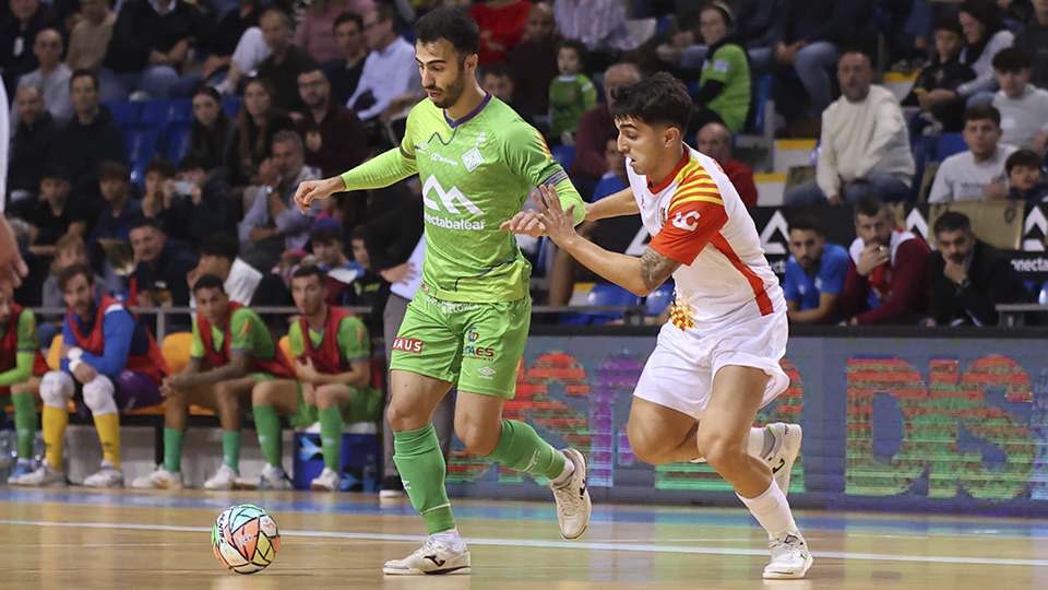 Moslem, del Mallorca Palma Futsal, conduce el balón ante Povill, de Industrias Santa Coloma