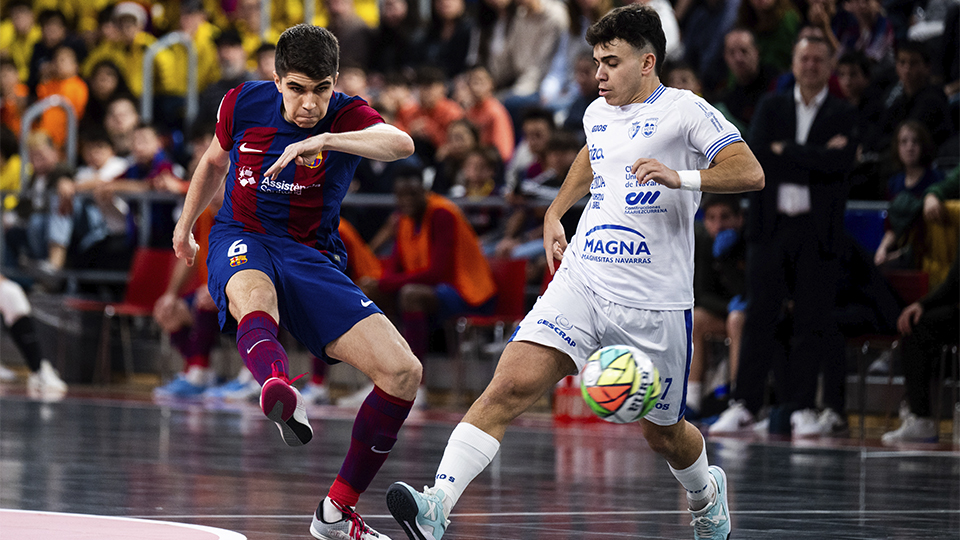 Antonio Pérez, del Barça, golpea el balón ante Pachu, del Xota FS