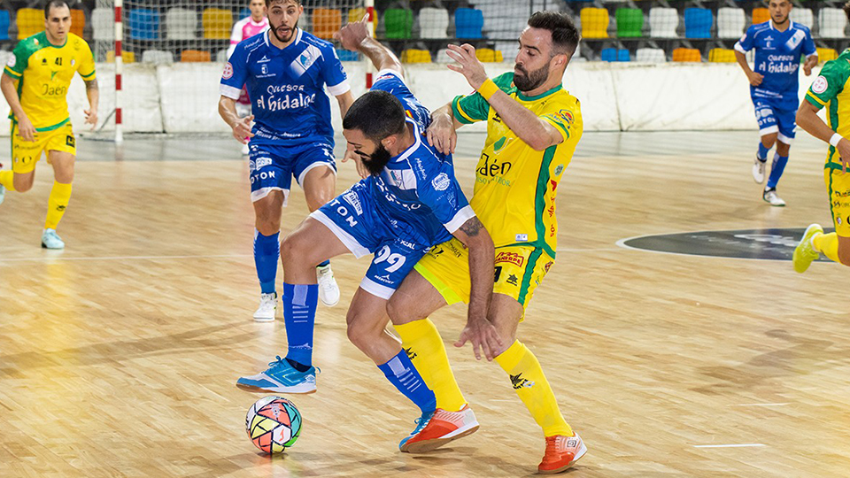 Juan Emilio, del Quesos El Hidalgo Manzanares, y Míchel, del Jaén FS, pugnan por el balón