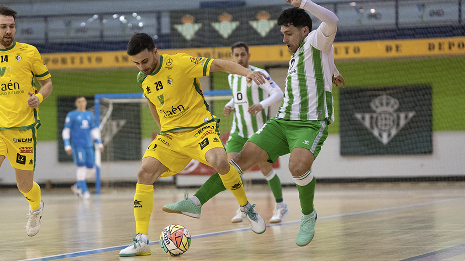 César, de Jaén FS, y Roger, del Real Betis Futsal, pugnan por el balón