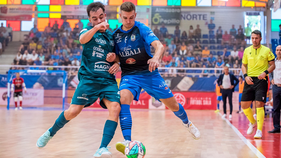 Alberto García, del Viña Albali Valdepeñas, pugna por el balón con Tony, del Xota FS (Fotografía: ACP-FSV)