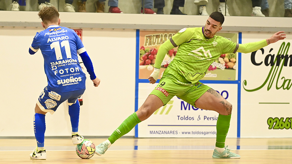 Bruno Gomes, del Mallorca Palma Futsal, pugna por el balón con Álvaro López, del Quesos El Hidalgo Manzanares