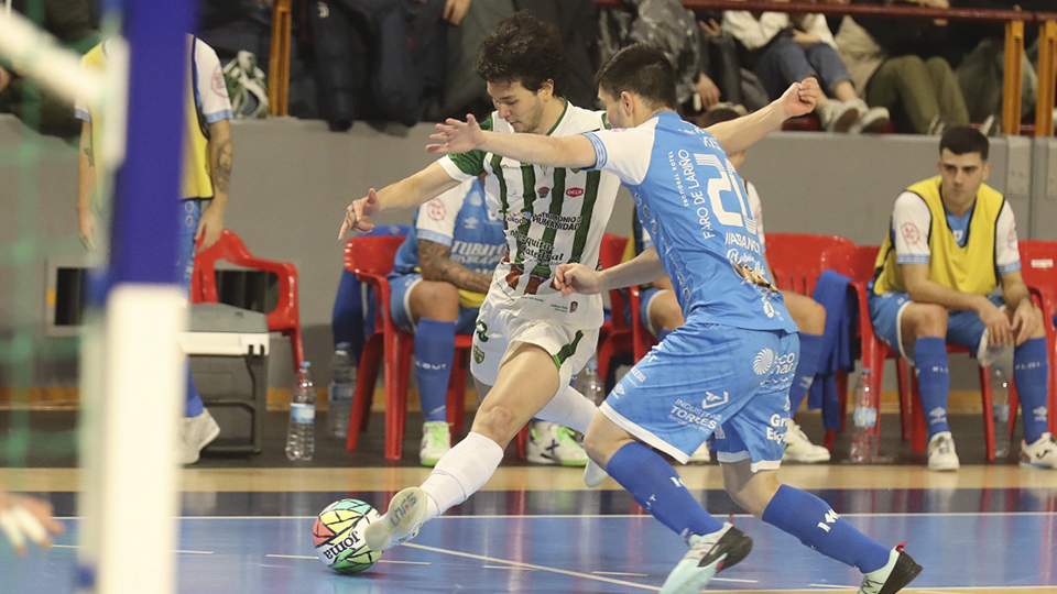 Miguel Kenji, del Córdoba Patrimonio, golpea el balón ante Nico Rosa, del Noia Portus Apostoli