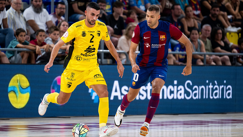 José Mario, del Peñíscola FS, conduce el balón ante Pito, del Barça