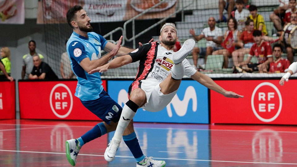 Marlon, de ElPozo Murcia Costa Cálida, golpea el balón ante Raúl Gómez, de Inter FS (Fotografía: Pascu Méndez)