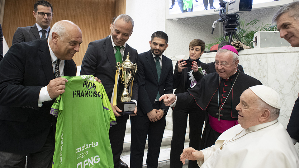 Tomeu Quetglas, presidente del Mallorca Palma Futsal, le hace entrega al Papa Francisco de la camiseta del club (Fotografía: Vatican Media)