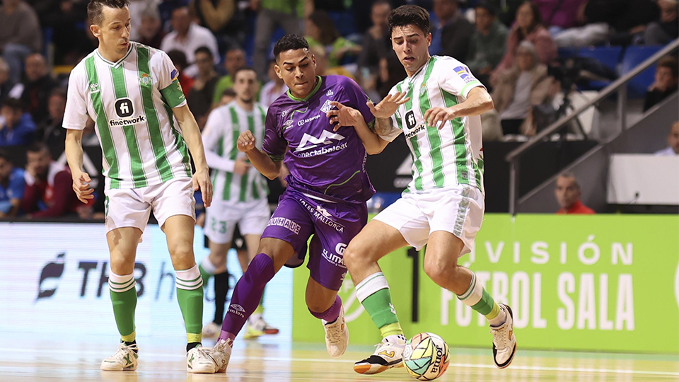 Cléber, del Mallorca Palma Futsal, pugna por el balón con Raúl Jiménez y Lin, del Real Betis Futsal
