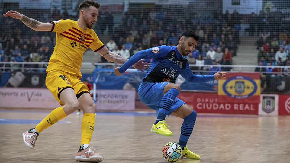 Eloy Rojas, del Viña Albali Valdepeñas, controla el balón ante Sergio González, del Barça (Fotografía: ACP-FSV)