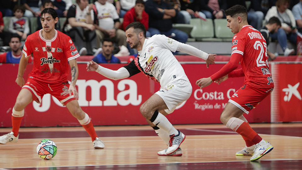 David Álvarez, de ElPozo Murcia Costa Cálida, controla el balón ante Darío y Motta, del Jimbee Cartagena (Fotografía: Pascu Méndez)