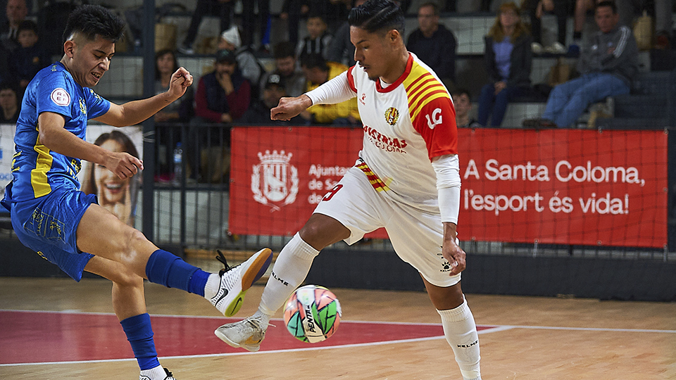 Hirata, de Industrias Santa Coloma, y Cristian Molina, de Peñíscola, pugnan por el balón