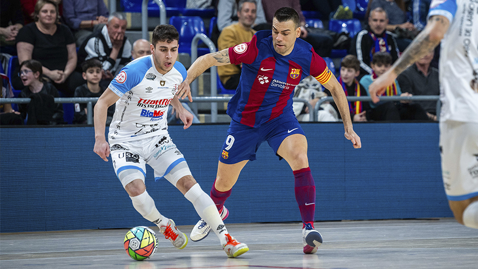 Leandro Altamirano, del Noia Portus Apostoli, conduce el balón ante Sergio Lozano, del Barça