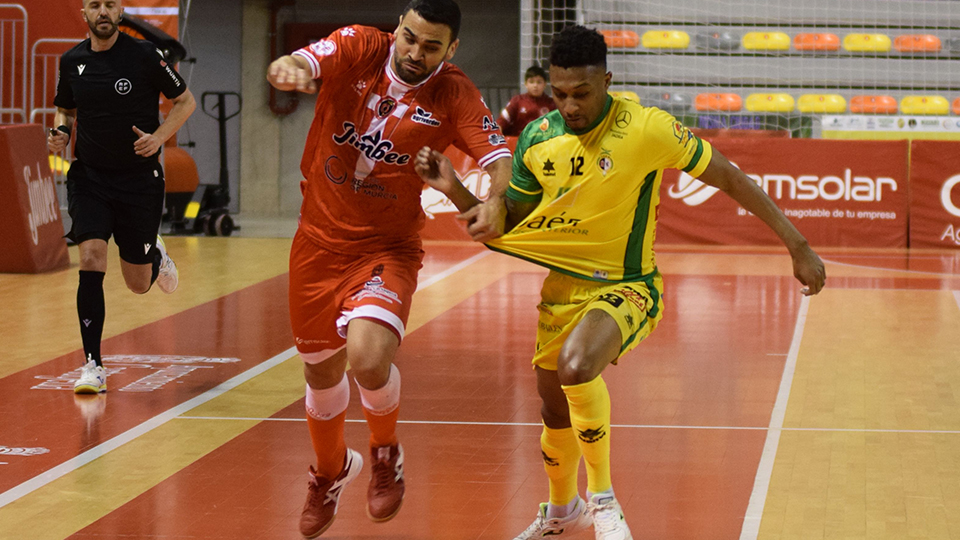 Tomaz, del Jimbee Cartagena, pugna por el balón con Renato, de Jaén FS