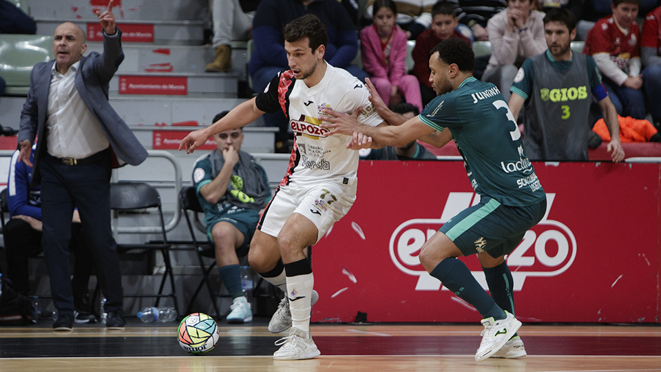 Éric Pérez, de ElPozo Murcia Costa Cálida, controla el balón ante Juninho, de Xota FS (Fotografía: Pascu Méndez)