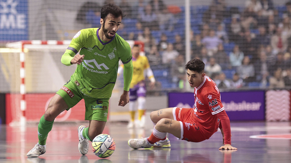 Moslem, del Mallorca Palma Futsal, ante Darío, del Jimbee Cartagena