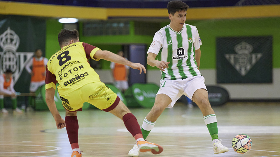 Raúl Jiménez, del Real Betis Futsal, conduce el balón ante Javi Alonso, del Quesos El Hidalgo Manzanares