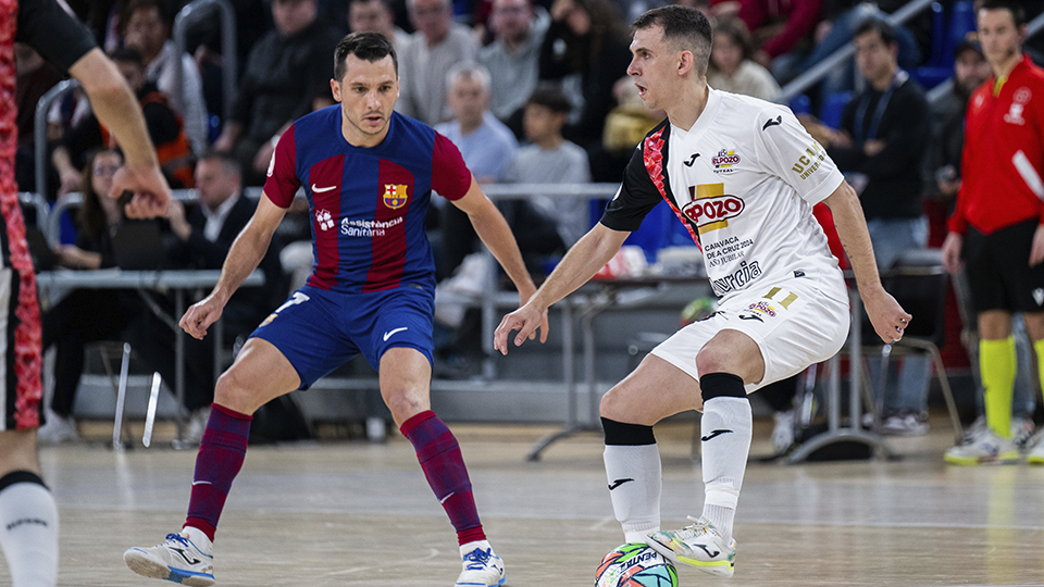 Marcel, de ElPozo Murcia Costa Cálida, controla el balón ante Dyego, del Barça