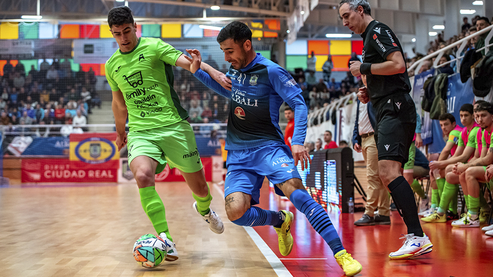 Eloy Rojas, del Viña Albali Valdepeñas, conduce el balón ante Carlos Gómez, del Alzira FS (Fotografía: ACP-FSV)