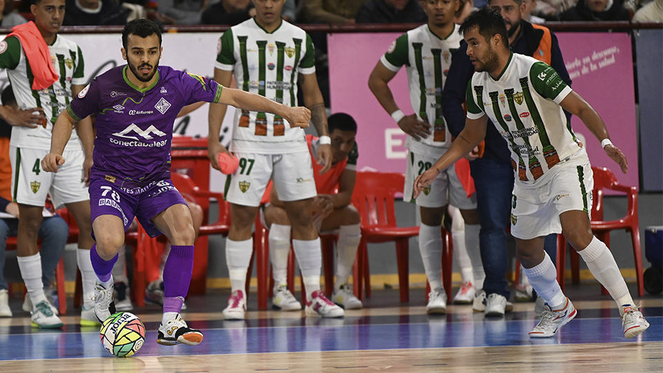 Salar, del Mallorca Palma Futsal, controla el balón ante Mareco, del Córdoba Patrimonio