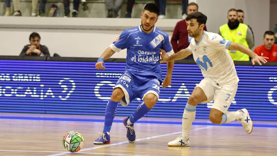 Cortés, del Quesos El Hidalgo Manzanares, conduce el balón ante Rubi Lemos, de Inter FS