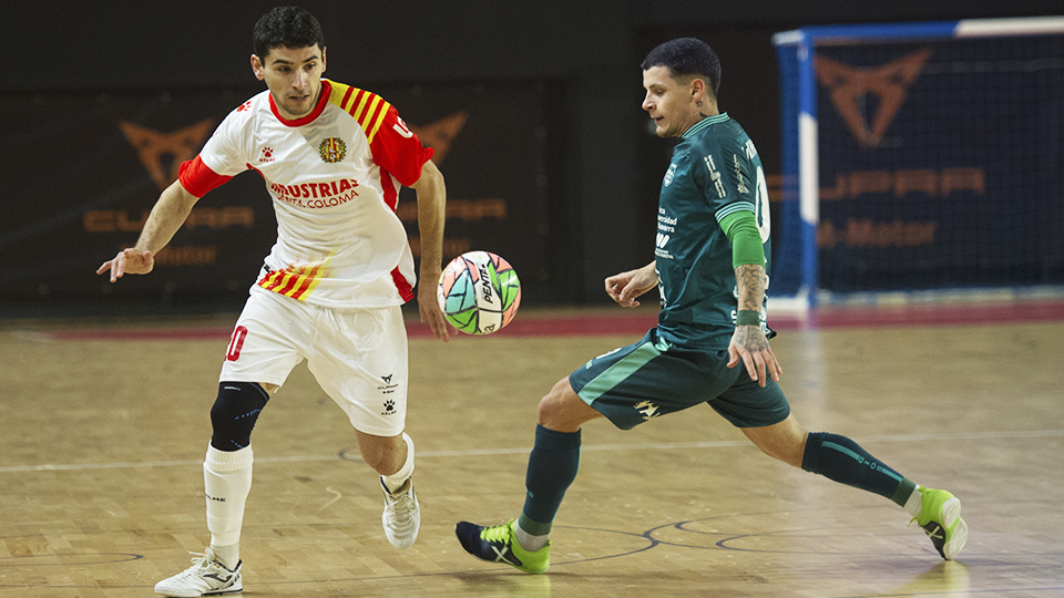 Nil, de Industrias Santa Coloma, pugna por el balón con Fabinho, del Xota FS