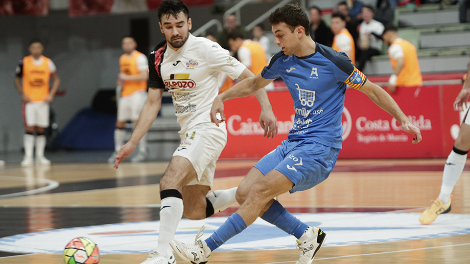 Niyazov, de ElPozo Murcia Costa Cálida, pugna por el balón con Gon Castejón (Fotografía: Pascu Méndez)