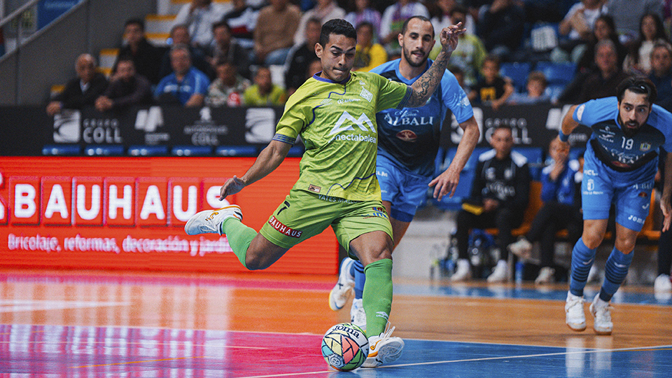 Cléber, del Mallorca Palma Futsal, golpea el balón ante Boyis y Éric Martel, del Viña Albali Valdepeñas