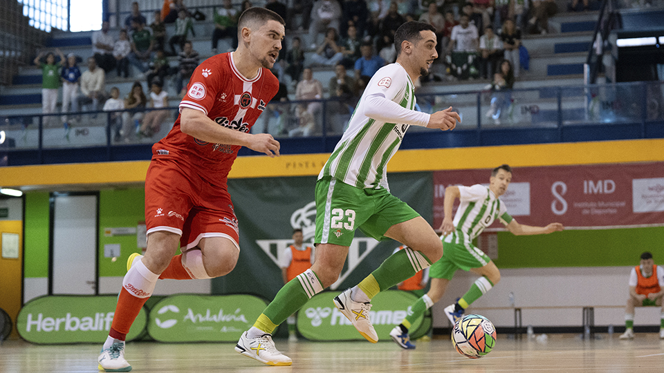 Piqueras, del Real Betis Futsal, conduce el balón perseguido por Mellado, del Jimbee Cartagena