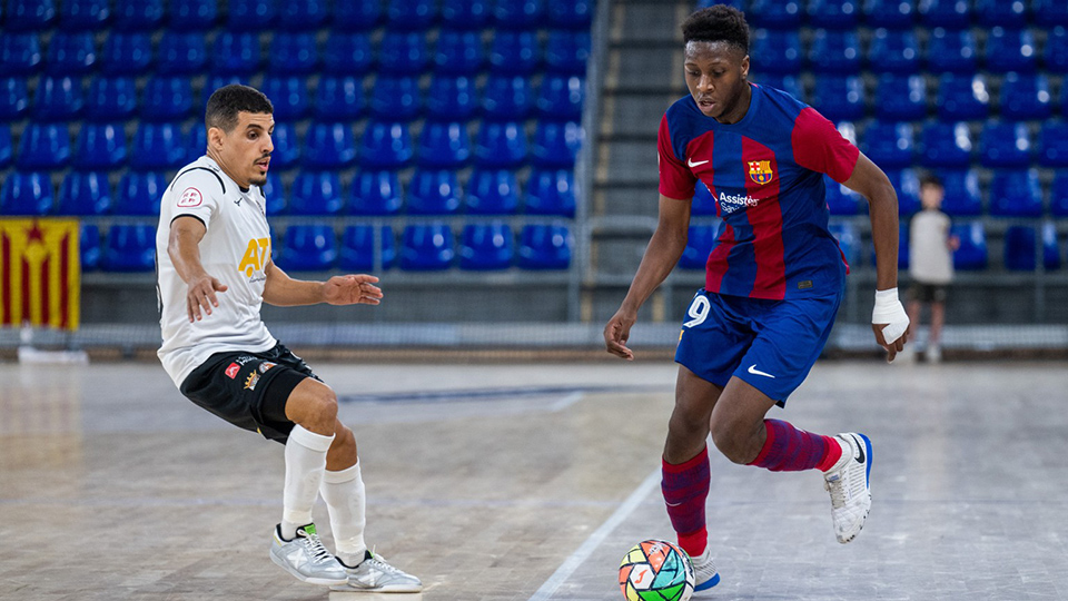 Touré, del Barça, conduce ante Hamza, del Ribera Navarra FS