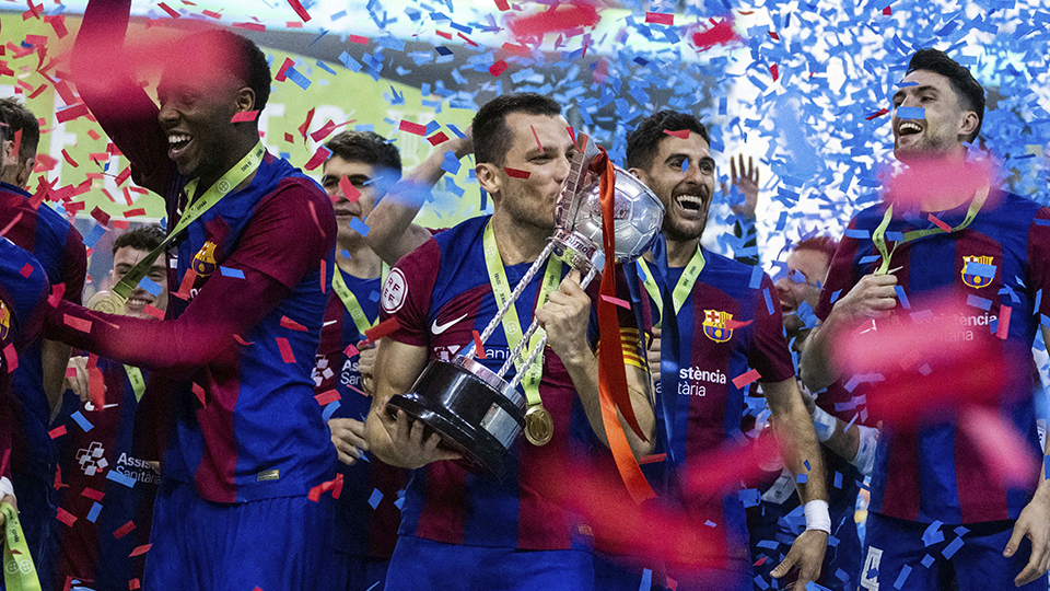 Dyego besa la Copa de España conseguida