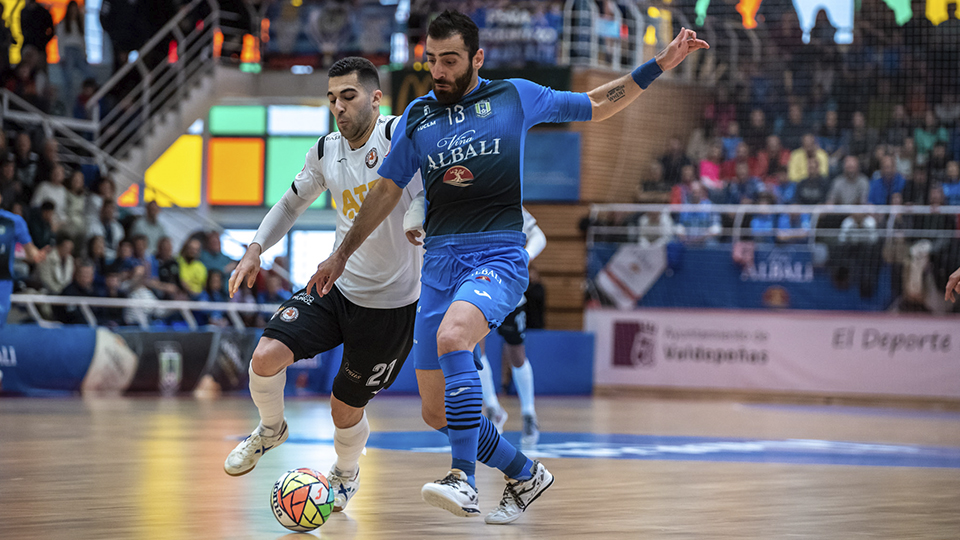 Abassi, del Viña Albali Valdepeñas, conduce el balón ante Nacho Gómez, del Ribera Navarra FS (Fotografía: ACP-FSV)